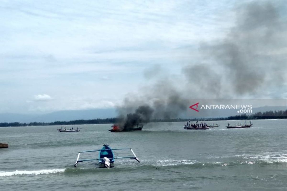 Kemarahan nelayan tradisional berujung pembakaran kapal trawl