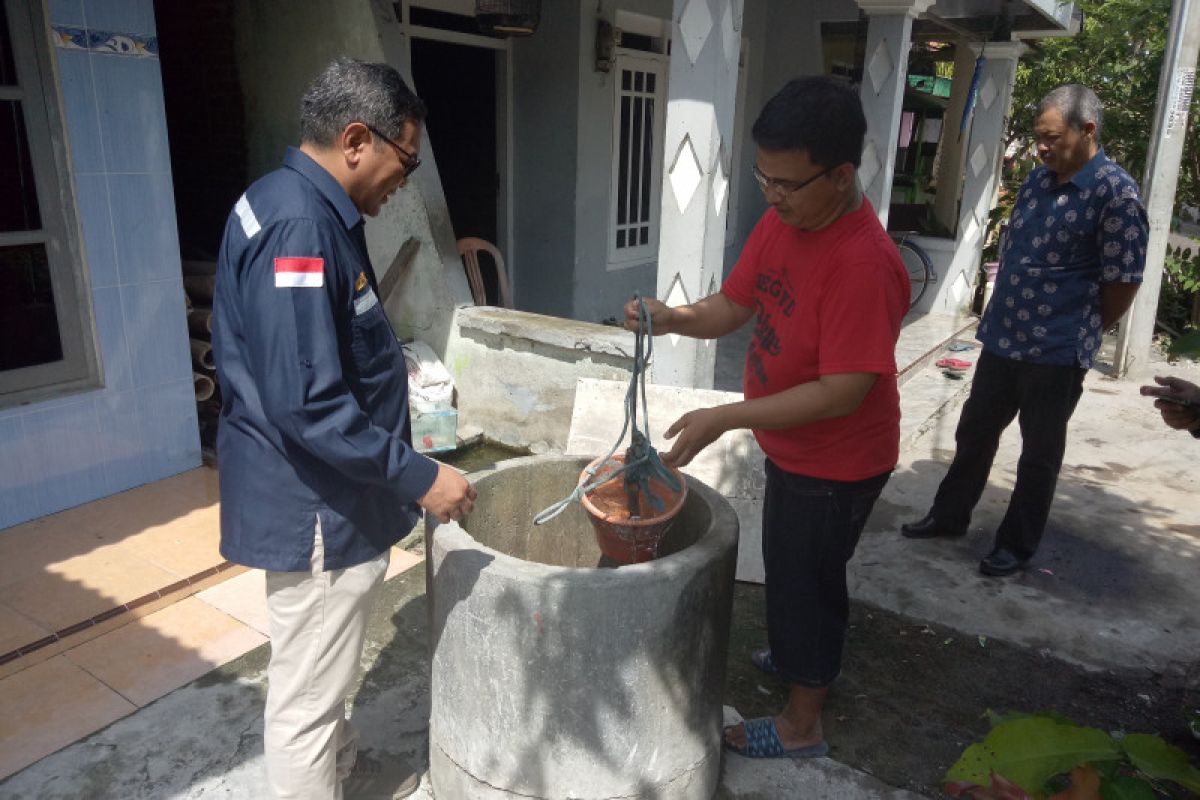 Menggantungkan dahaga pada tiap tetes hujan