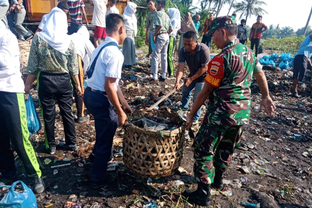 Peduli terhadap lingkungan, Koramil 01/Sgl ajak masyarakat bergotong royong