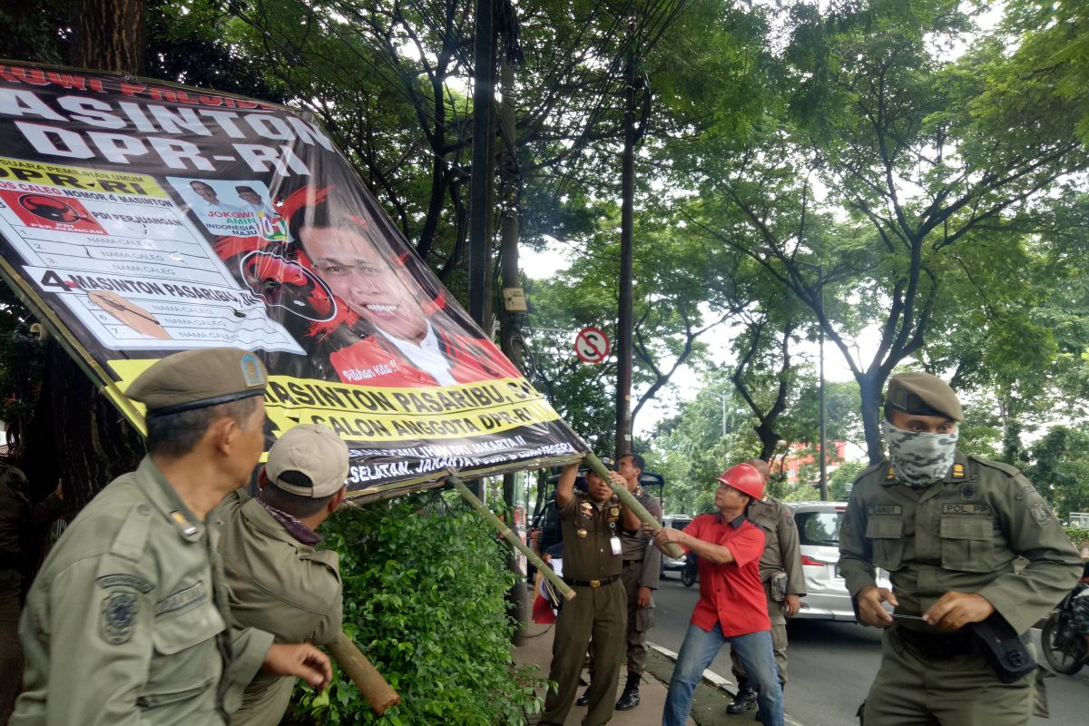 Petugas gabungan Jakarta Utara turunkan 352 APK langgar aturan