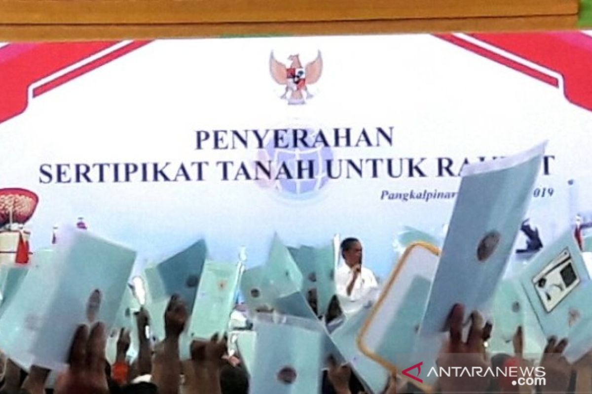 Presiden serahkan 2.500 sertifikat tanah kepada masyarakat Babel