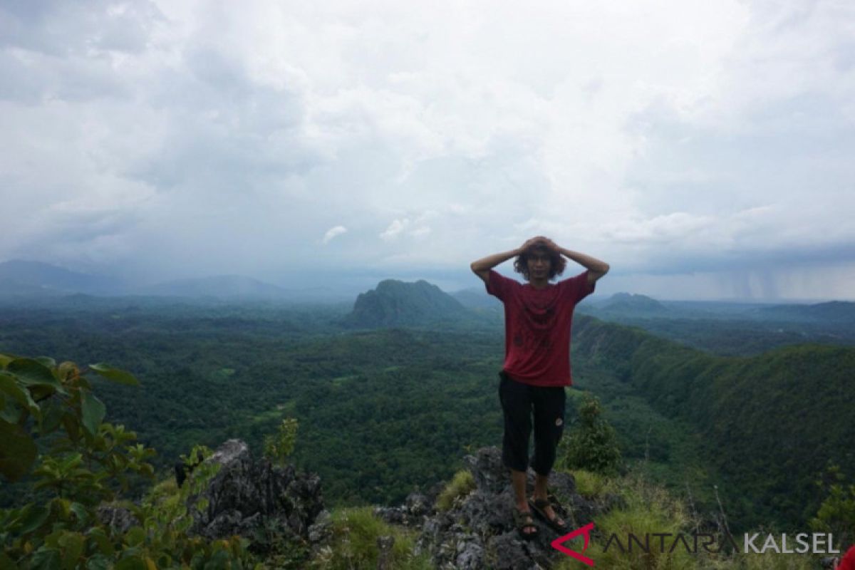 Melihat keindahan Meratus dari atas Bukit Mangkun