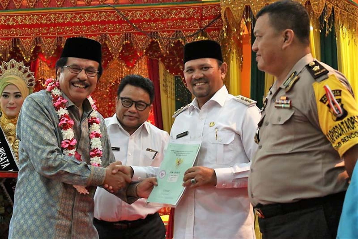 Sofyan Jalil serahkan sertifikat tanah di kabupaten Aceh Besar