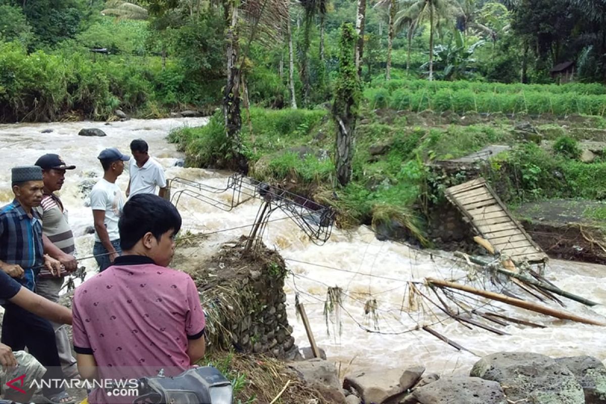 Banjir bandang hantam Sindang Kelingi, satu jembatan gantung putus