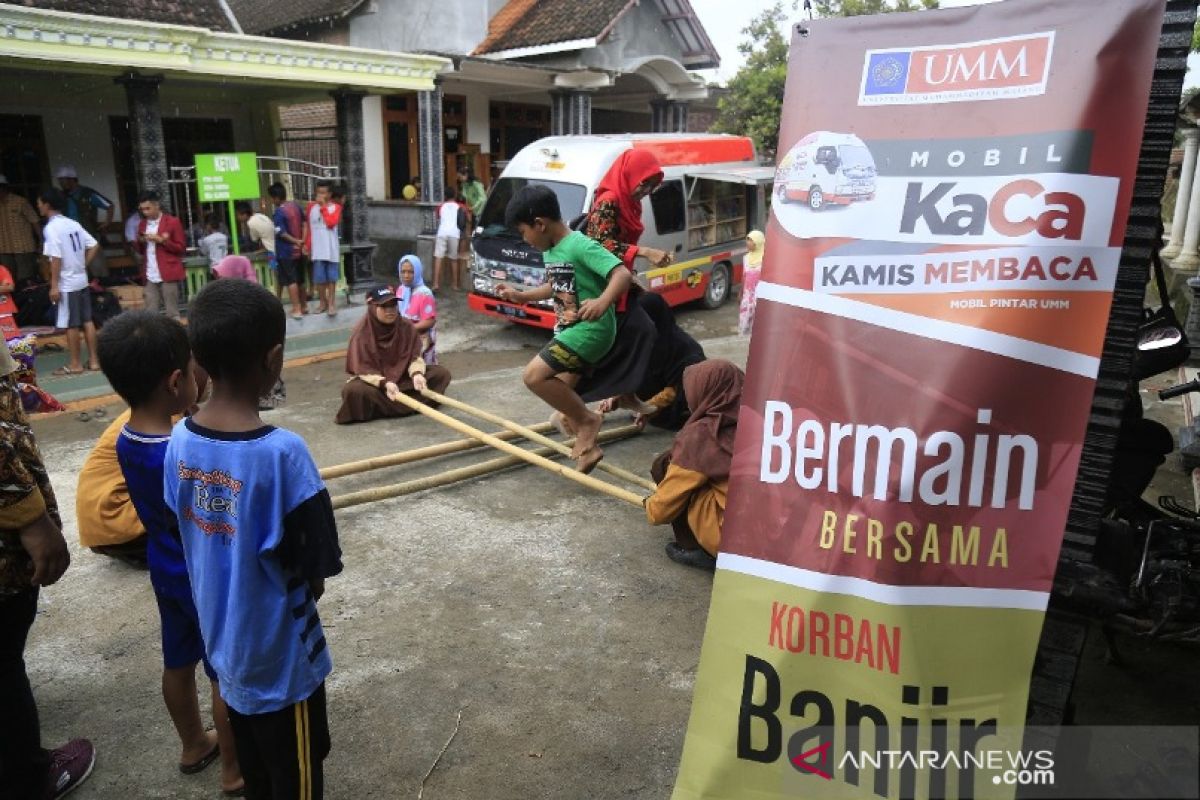 Mobil KaCa UMM kembalikan kebahagiaan anak-anak korban banjir Madiun