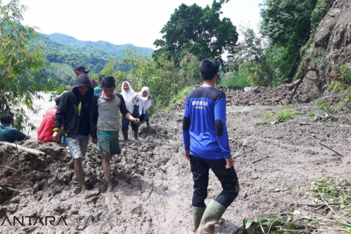 Longsor terjadi di Empat Lawang sebabkan akses jalan terputus