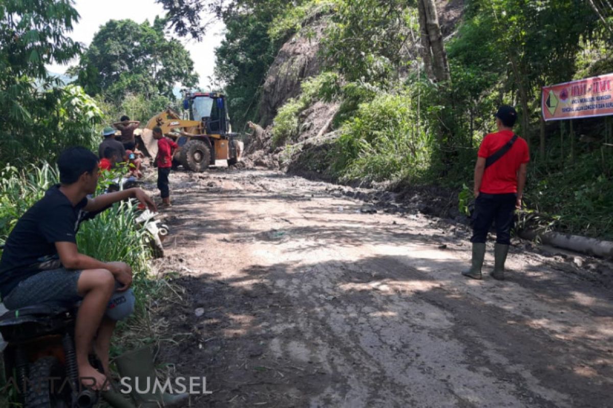 Jalan tertutup longsor di Empat Lawang-Sumsel sudah bisa dilalui