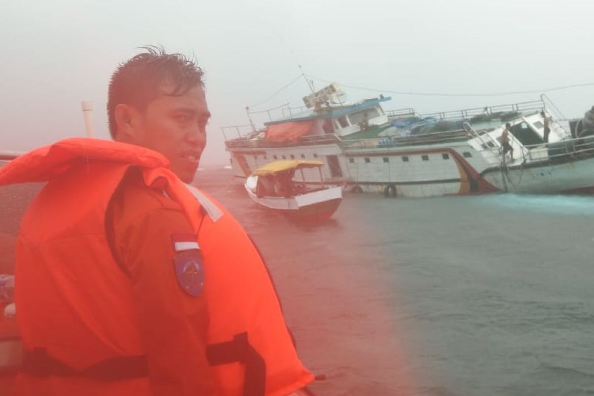 Basarnas evakuasi 45 penumpang KM Manusela di perairan Wakatobi