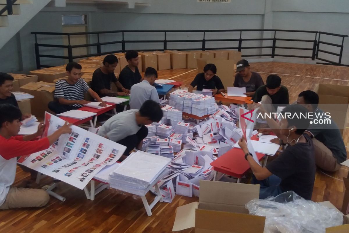 KPU Karawang khawatir sortir dan lipat surat suara tidak selesai