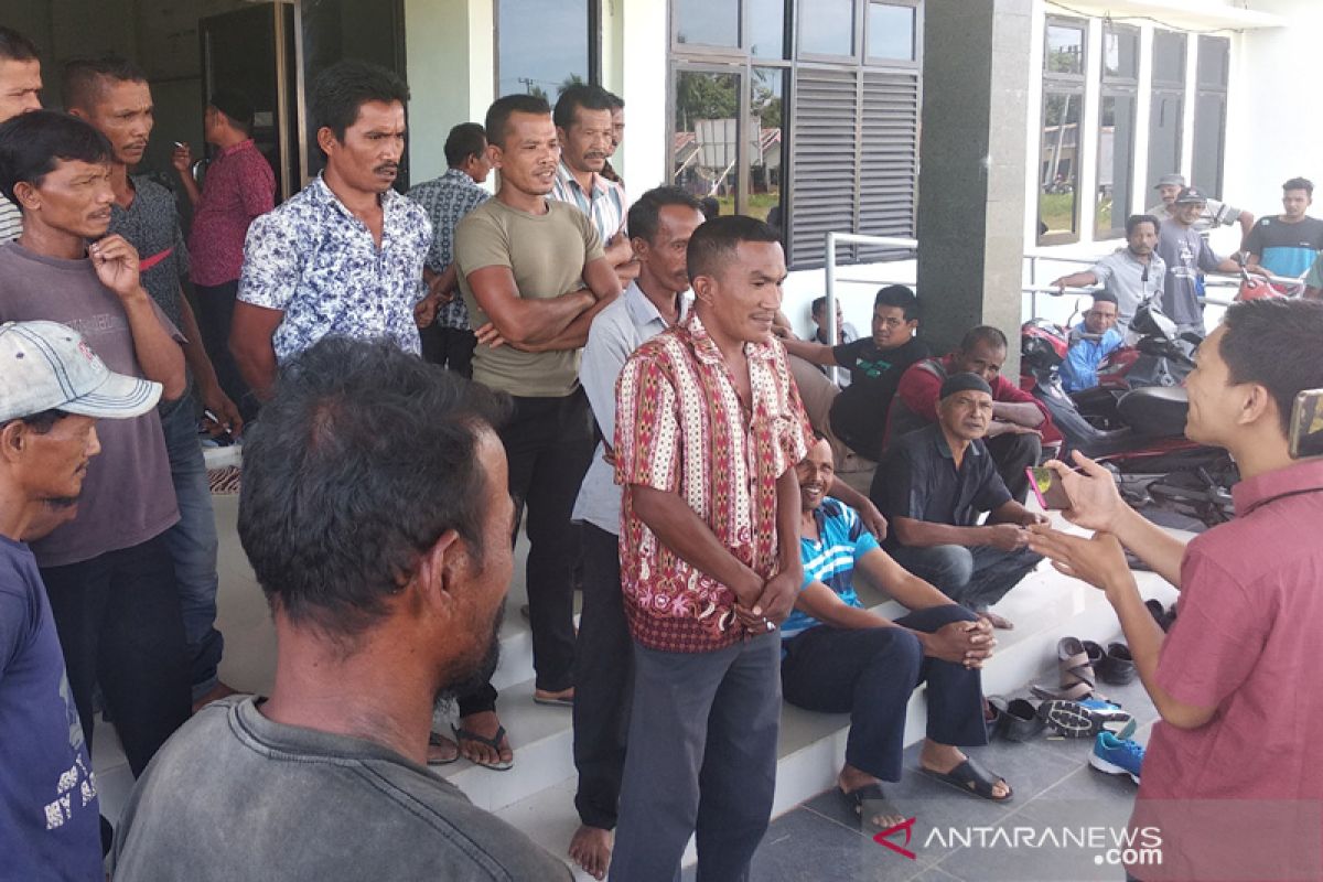 Puluhan warga Reutang sambangi kantor camat, meminta penyelesaian tapal batas