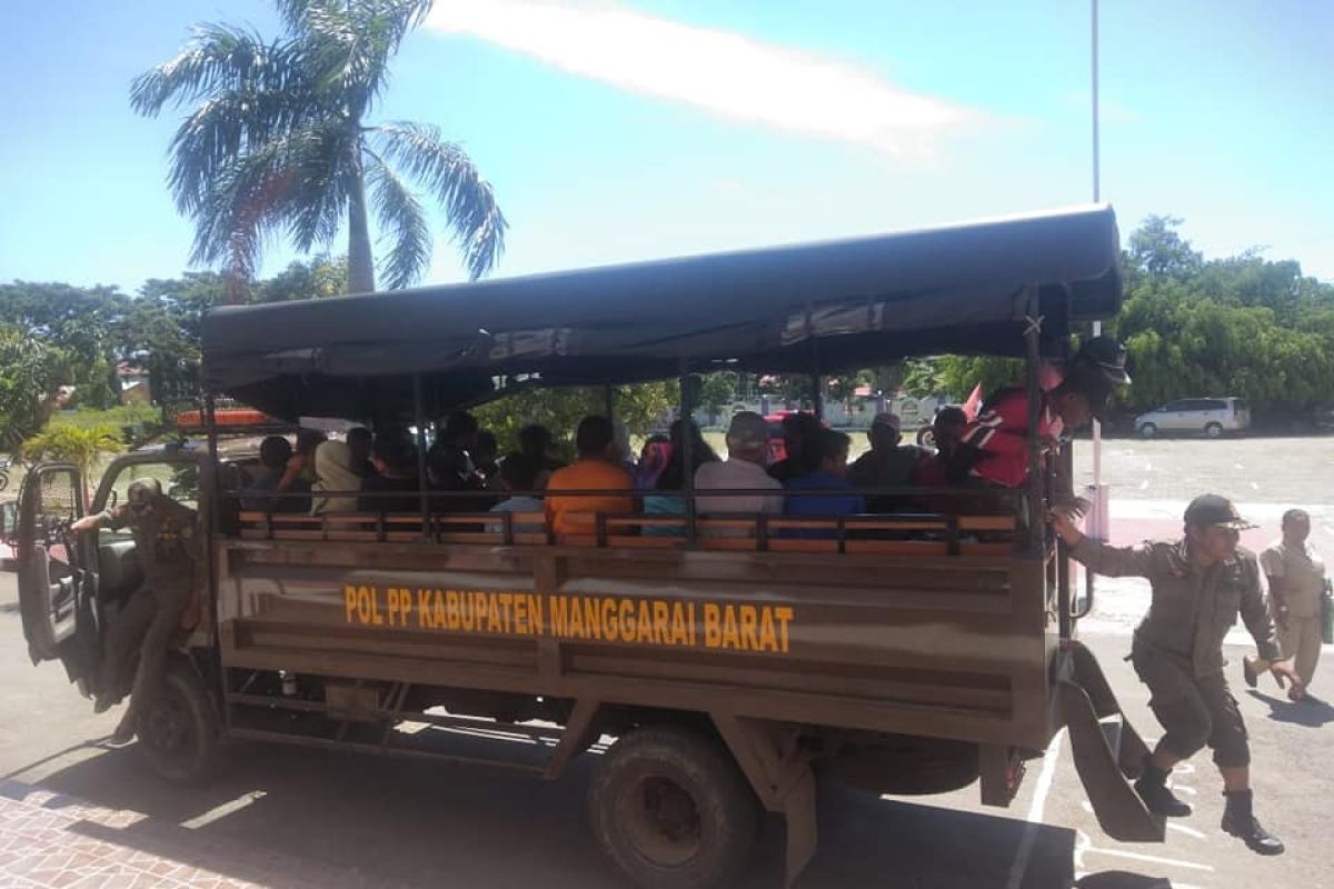 Ribuan pengungsi masih bertahan