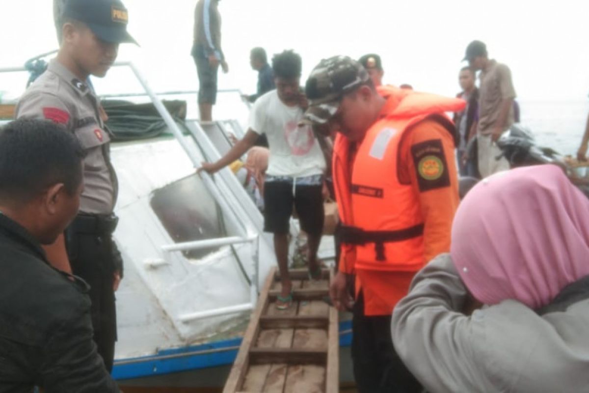 Kapal Baubau-Binongko tabrak karang, penumpang selamat