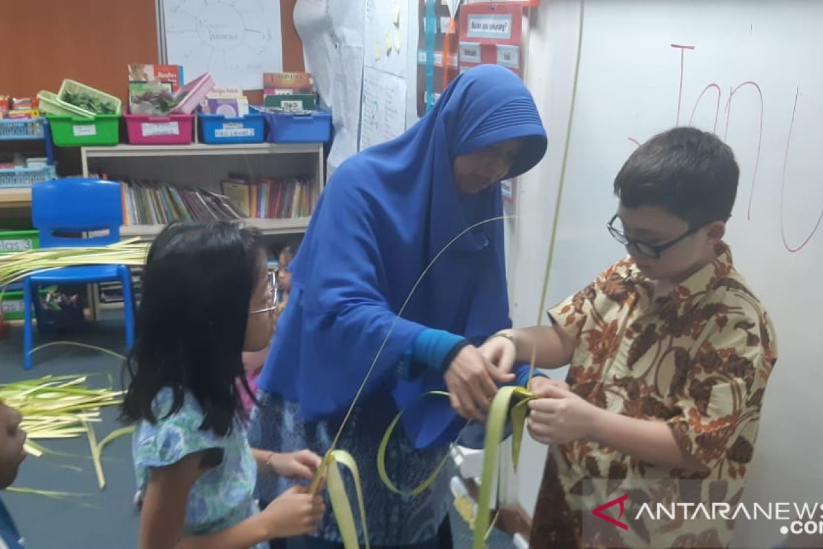 Minat siswa JIS pelajari tari tradisional Indonesia sangat tinggi