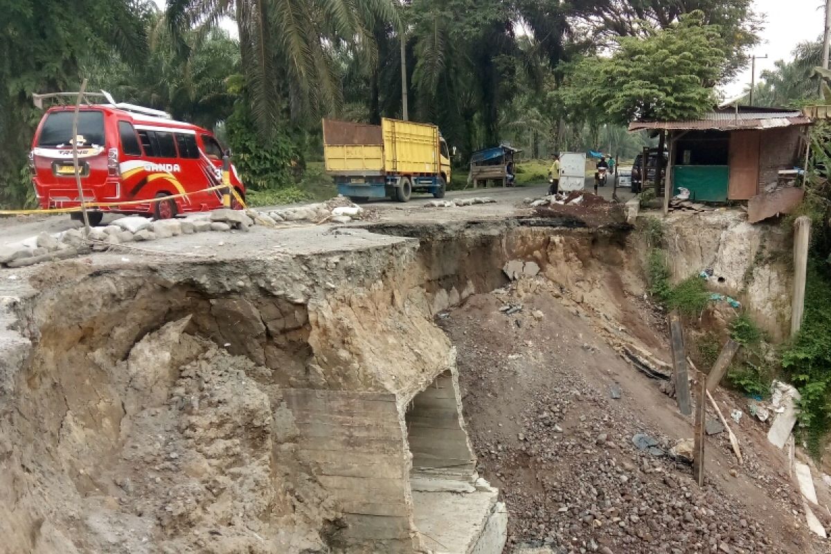 Masyarakat Simalungun desak perbaikan jalan longsor di Tanah Jawa