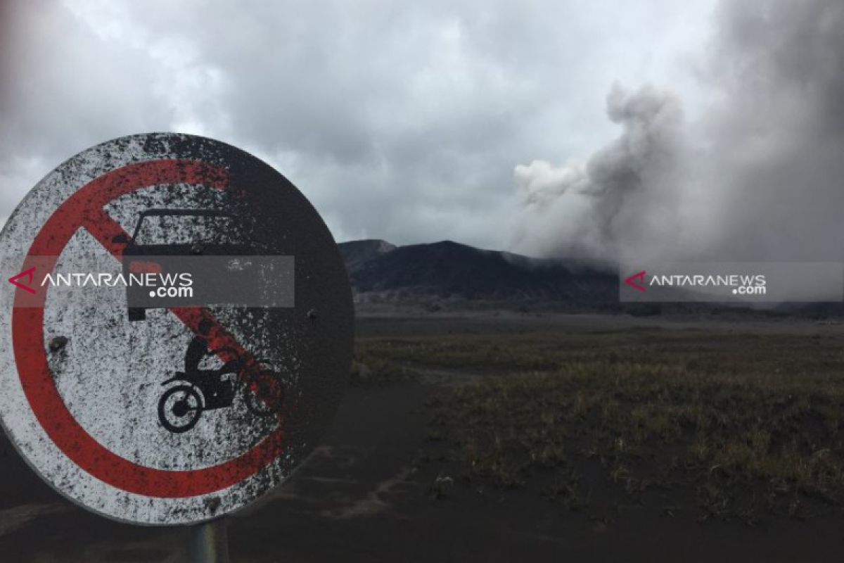Semburkan abu vulkanik, Gunung Bromo tetap aman dikunjungi wisatawan