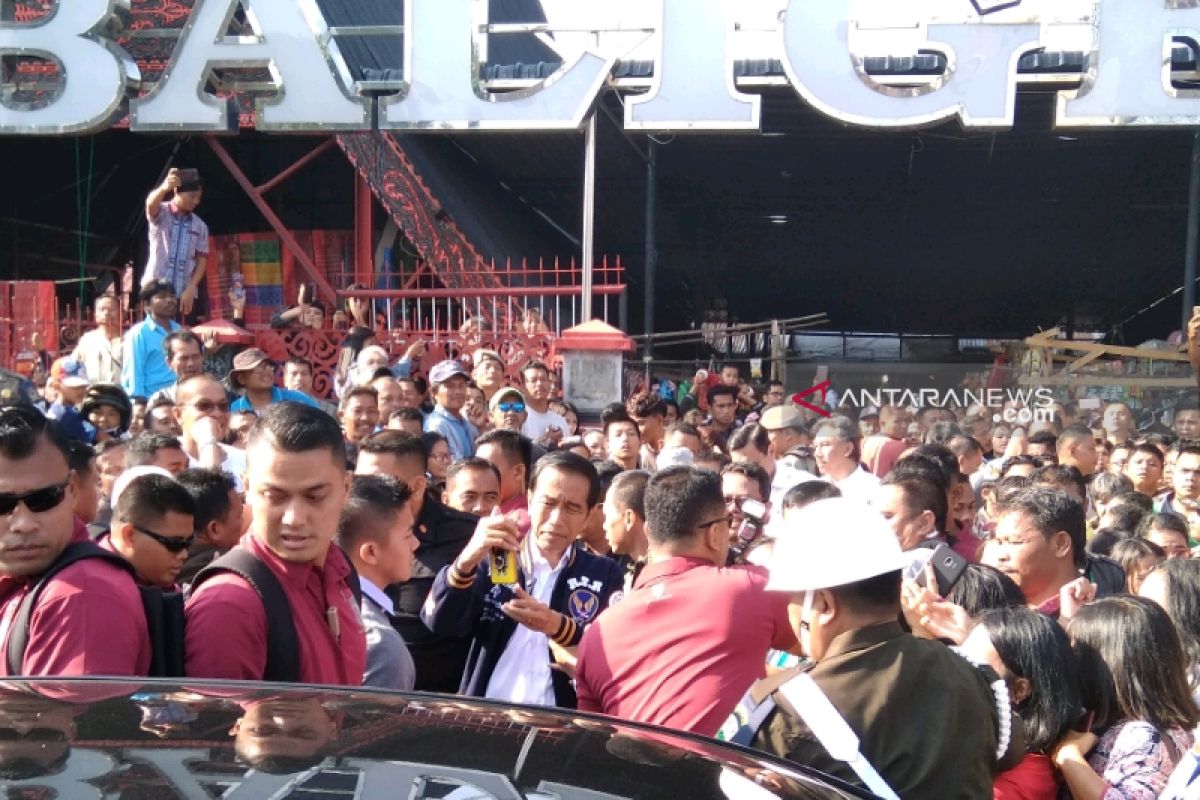 Satu jam Jokowi sapa ribuan warga di Pasar Balige