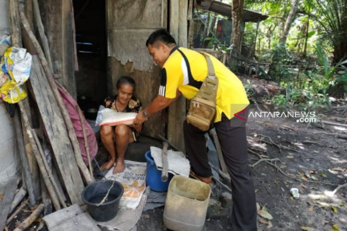 Bhabinkamtibmas Polsek Sungailiat salurkan bansos