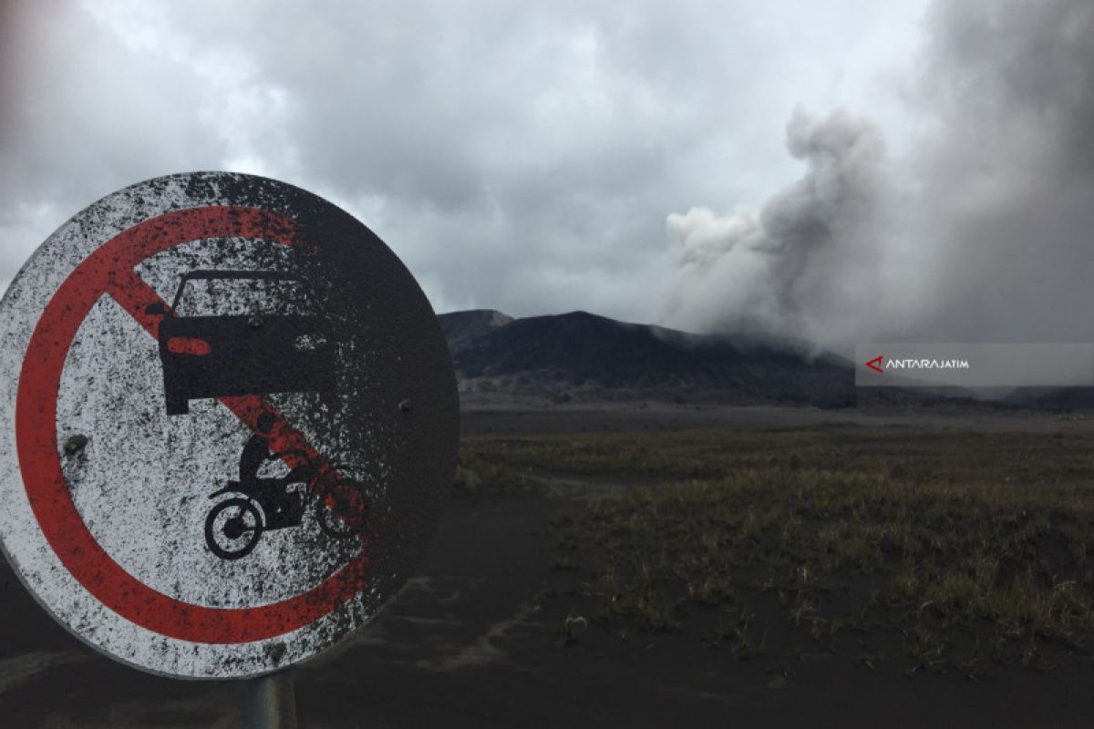 Semburkan abu vulkanik, Gunung Bromo tetap aman dikunjungi wisatawan