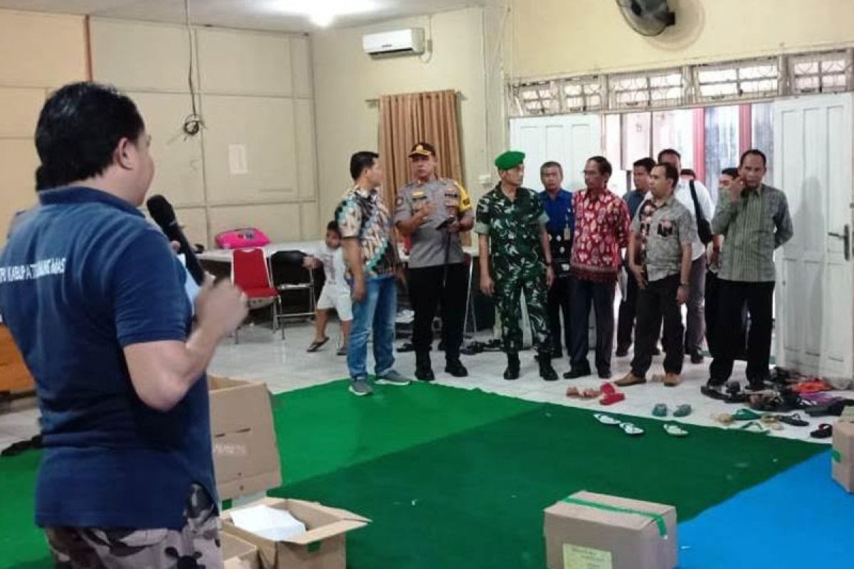 KPU Gumas libatkan warga sortir dan lipat surat suara pemilu