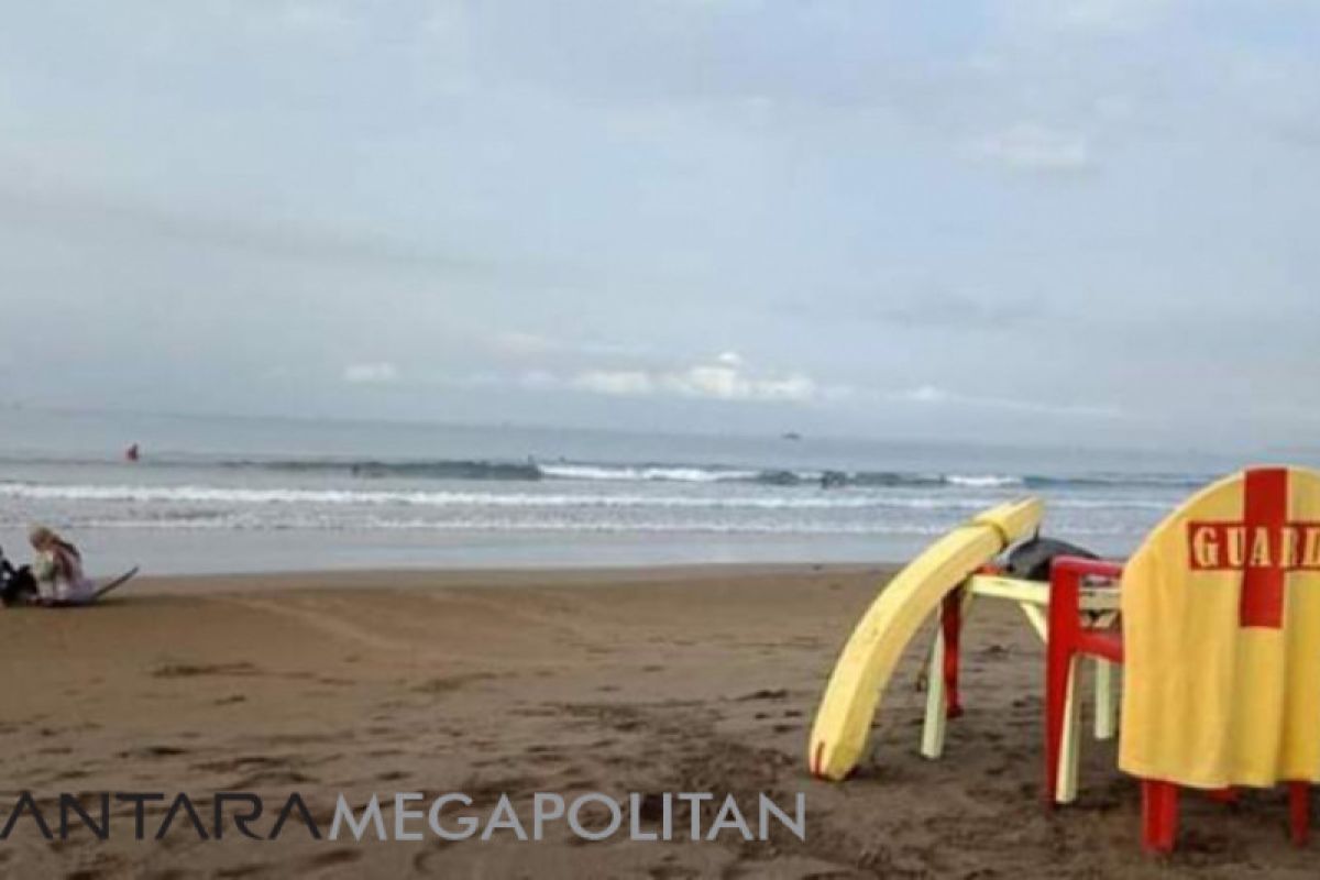 Gelombang tinggi landa laut selatan Sukabumi