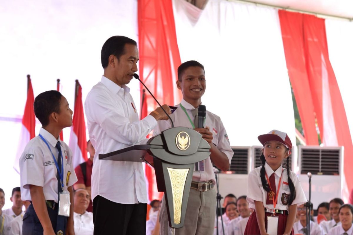 Saat Presiden Jokowi minta pelajar SMK peragakan keahlian