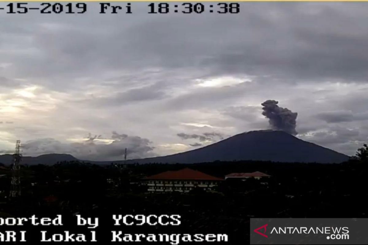 Gunung Agung kembali erupsi