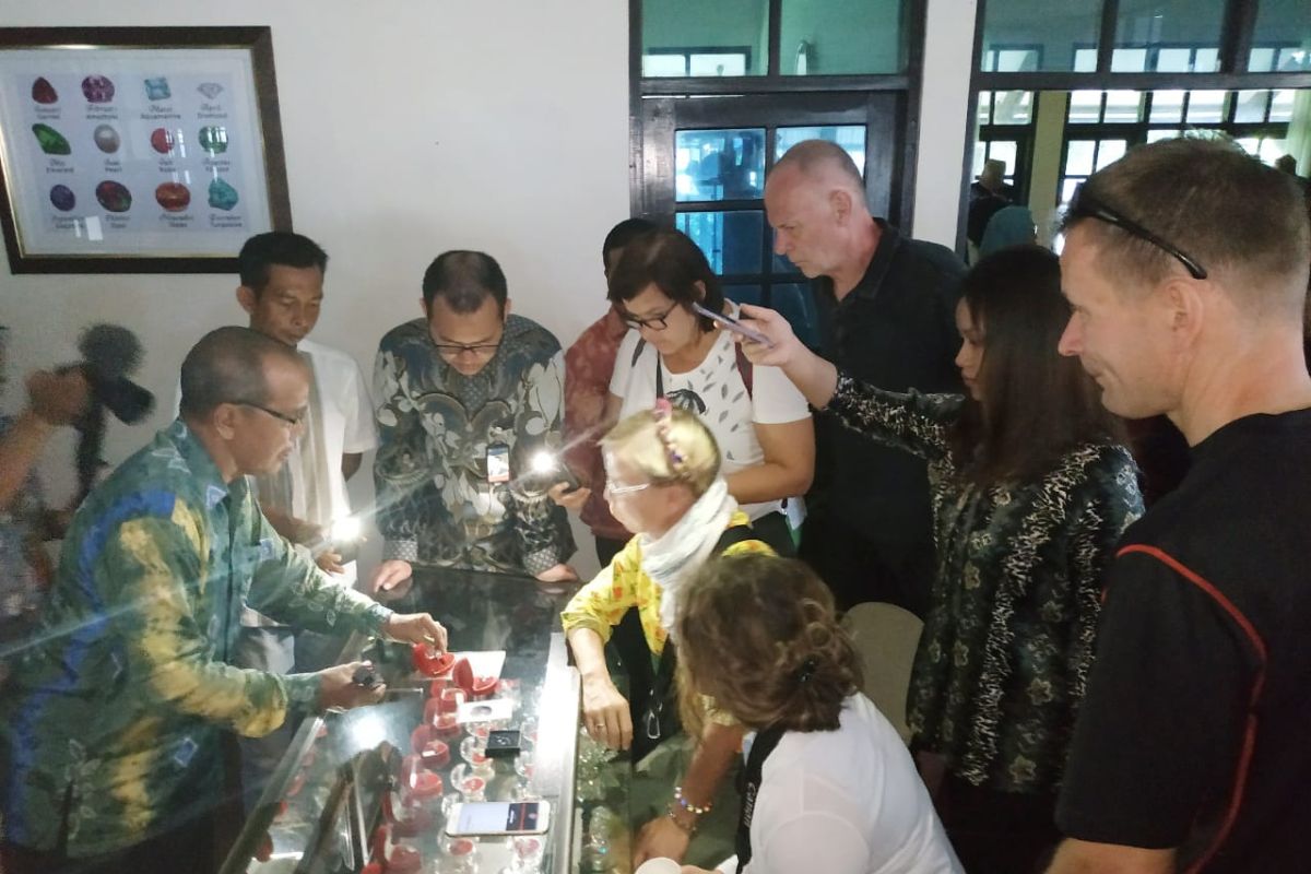 Finnish tourists visit diamond cutting Martapura