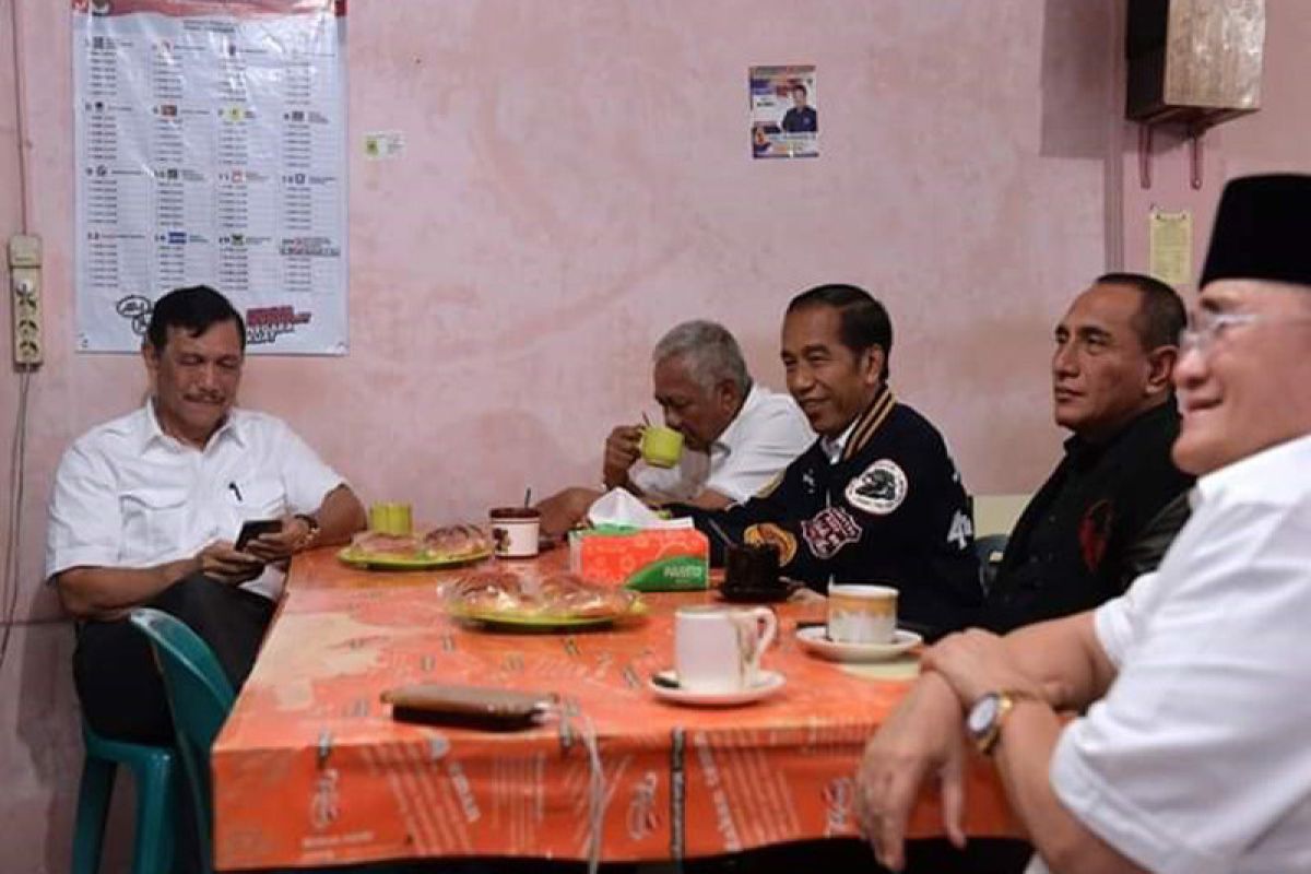 Presiden minum kopi di Kedai Partungkoan Balige