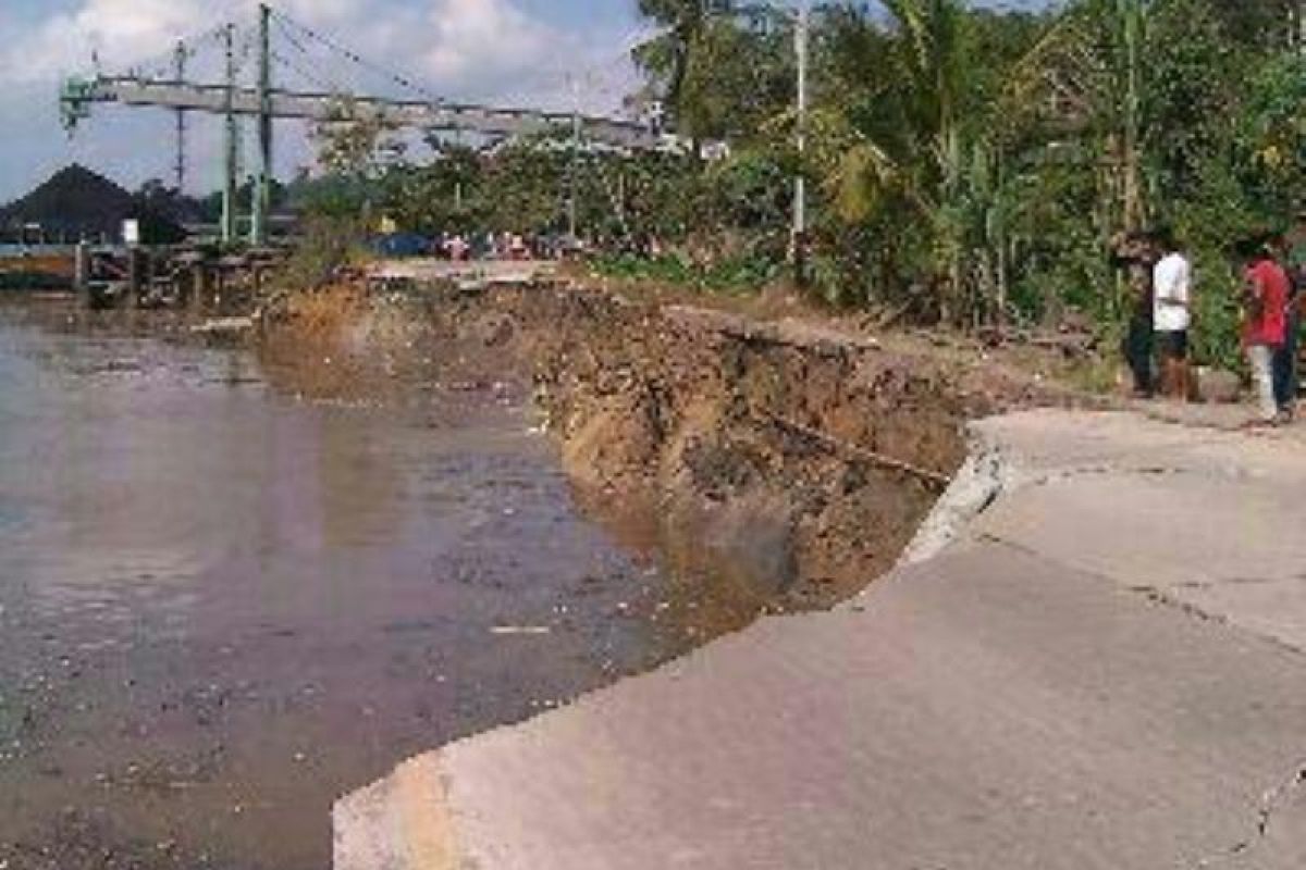 Jalan Poros Kukar-Balikpapan- Samarinda Lumpuh Total