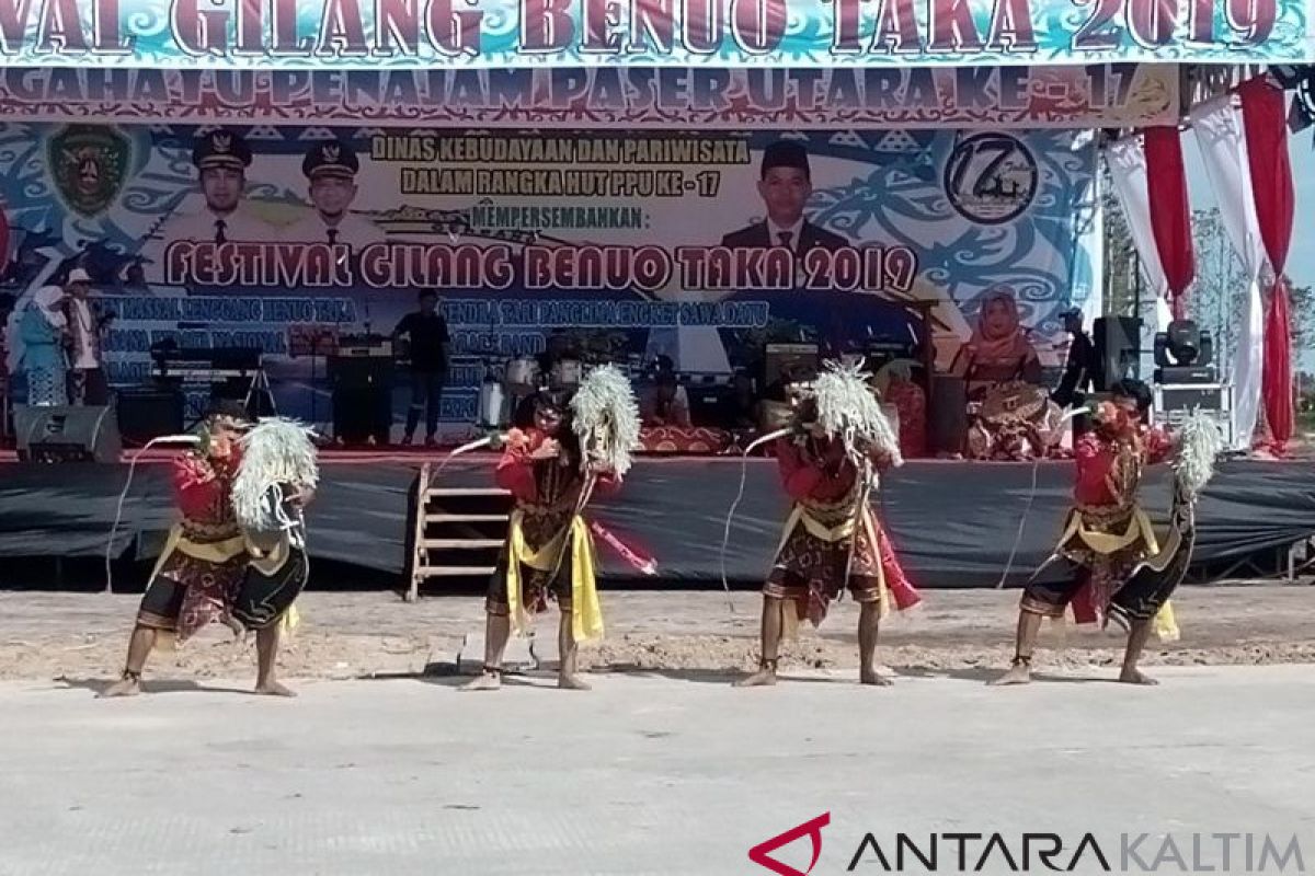 Tarian Daerah Warnai Hari Jadi Kabupaten Penajam