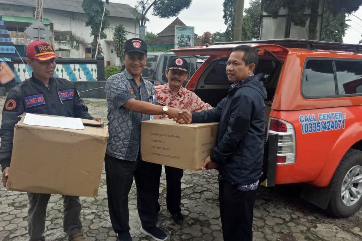 Antisipasi abu vulkanis Bromo, BPBD Probolinggo bagikan masker ke Sukapura