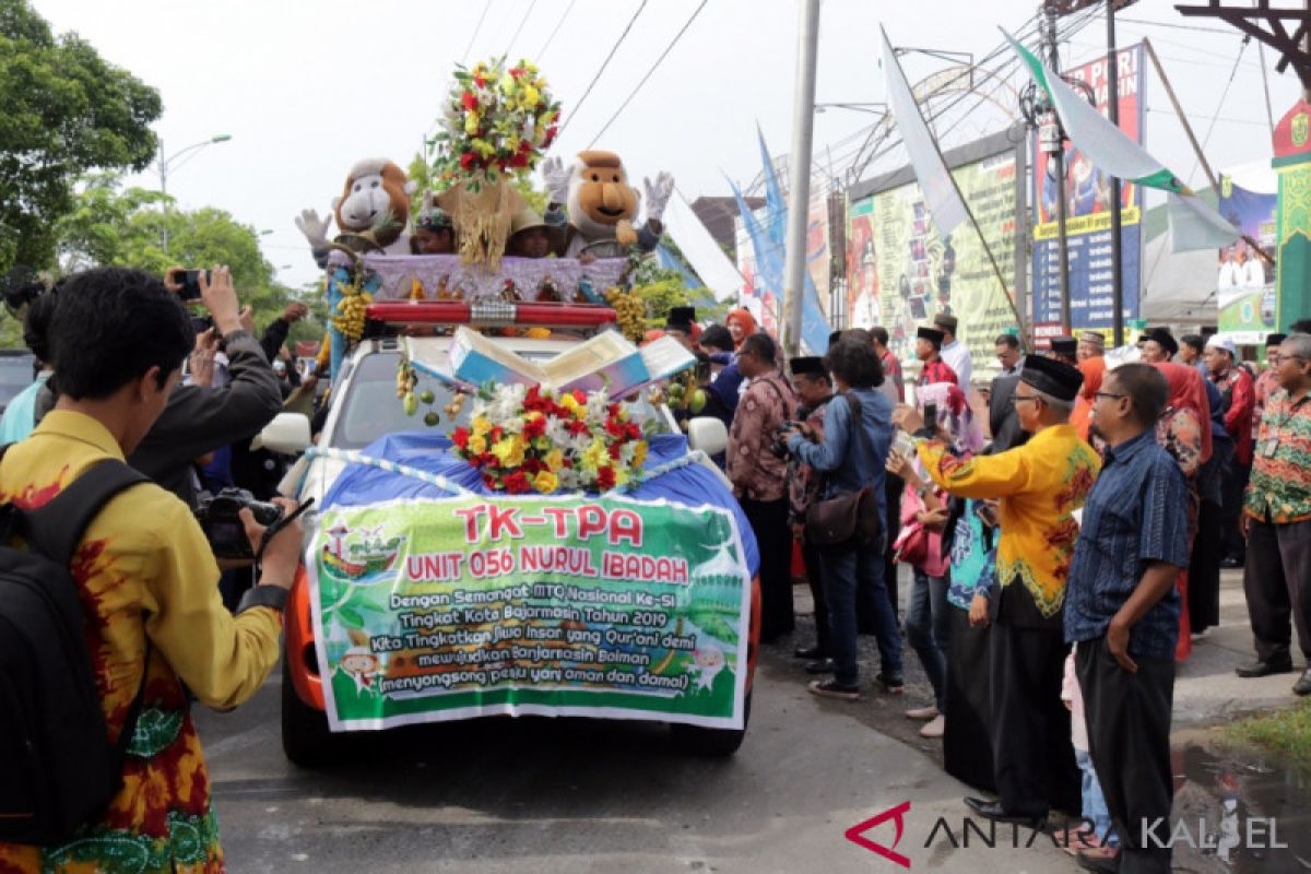 Puluhan mobil hias memeriahkan pawai taaruf MTQ ke-51