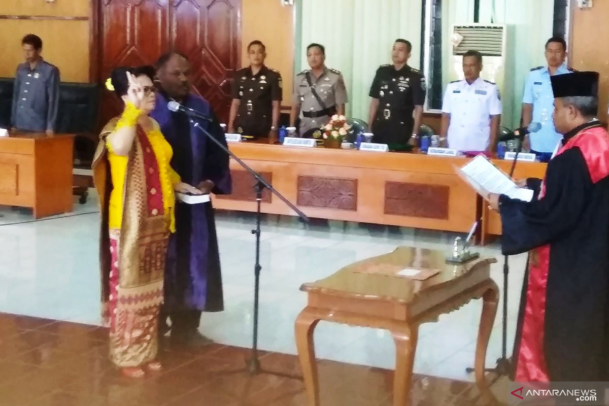 Linda Simanjuntak perempuan pertama jabat wakil ketua DPRD Biak