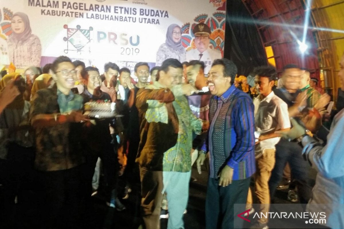 Bupati Labura dapat kejutan kue ultah