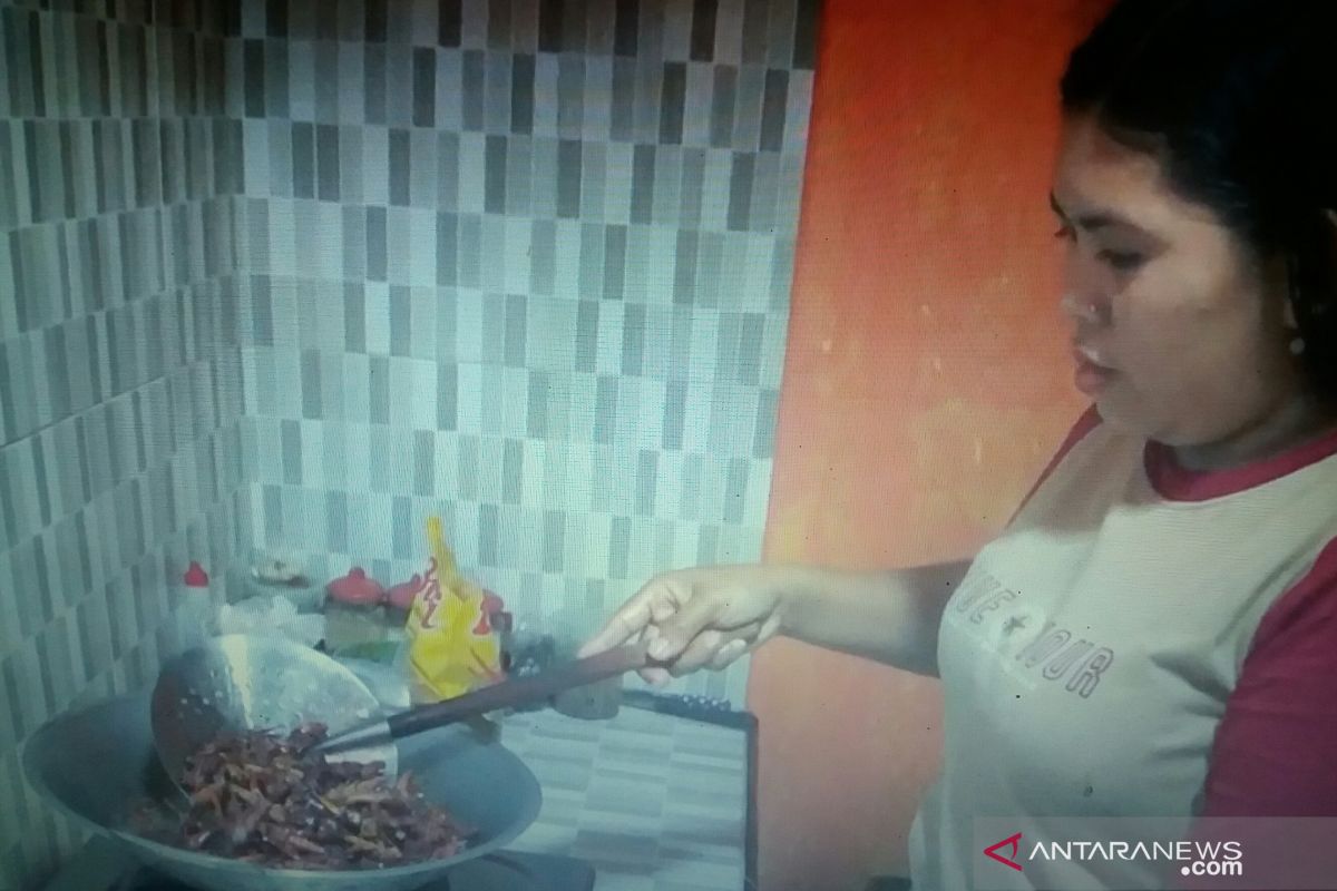 Usaha camilan belalang goreng, ibu RT di Situbondo hasilkan omzet belasan juta (Video)