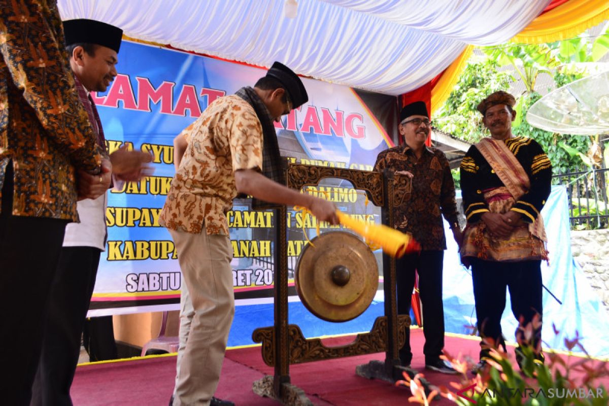 Gubernur : Keberadaan Rumah Gadang Harus Dipertahankan