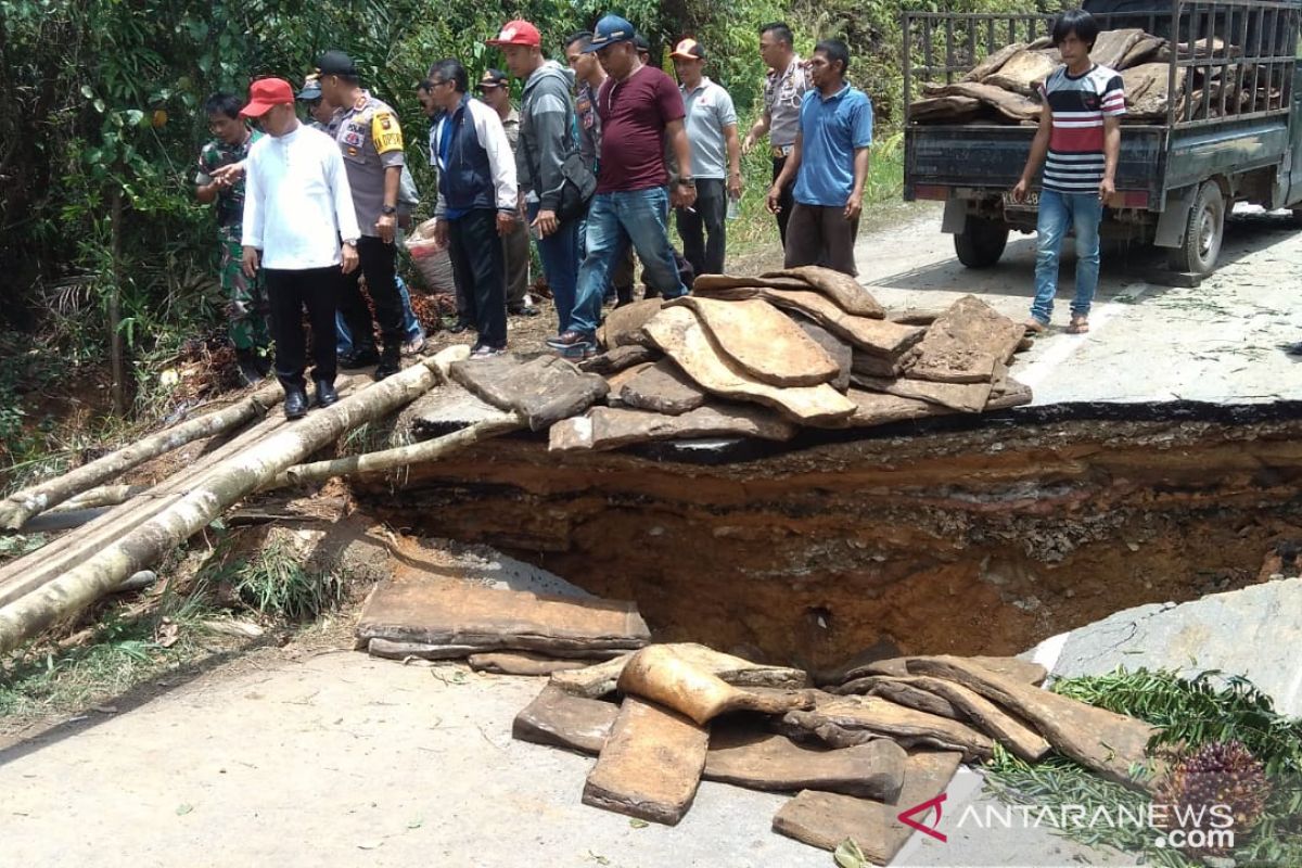 Aktivitas warga lumpuh akibat Jembatan Sungai Kajang-Kalbar ambruk