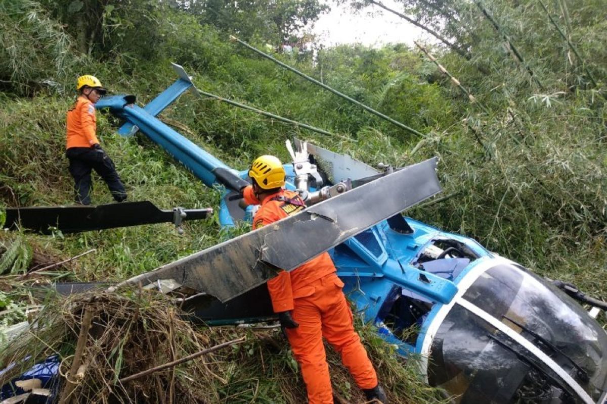 Empat penumpang helikopter yang jatuh selamat