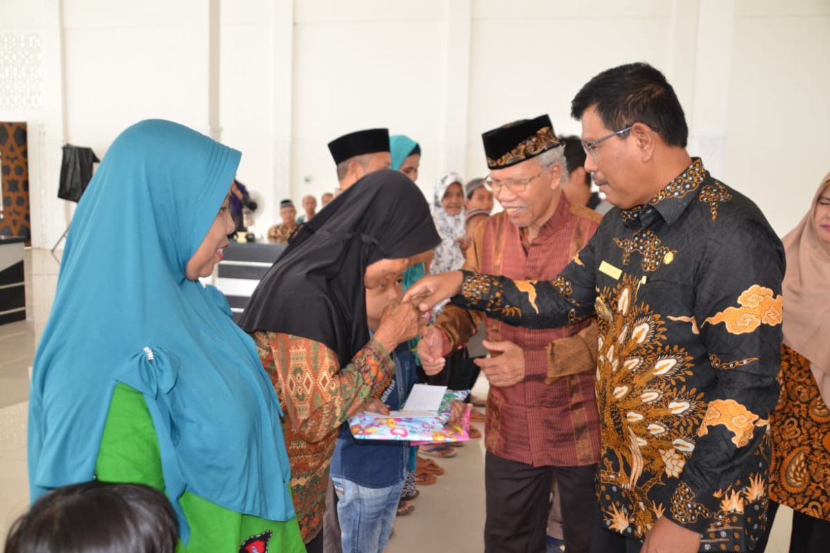 Bupati serahkan puluhan santunan Yayasan Alqadrie Center