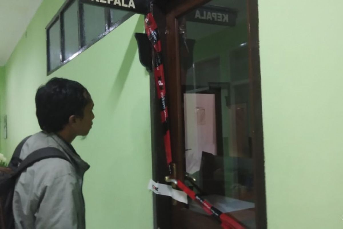 Petugas KPK geledah ruangan kepala Kemenag Jatim