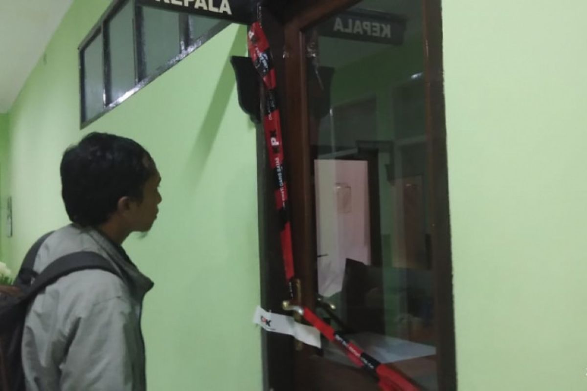 Petugas KPK bawa satu koper warna biru dari kantor Kemenag Jatim