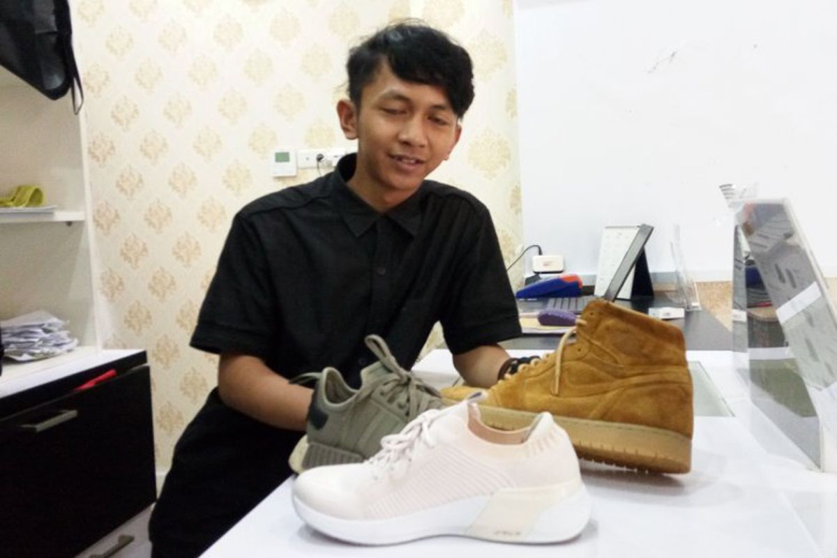 Kiat rawat sepatu di kala hujan