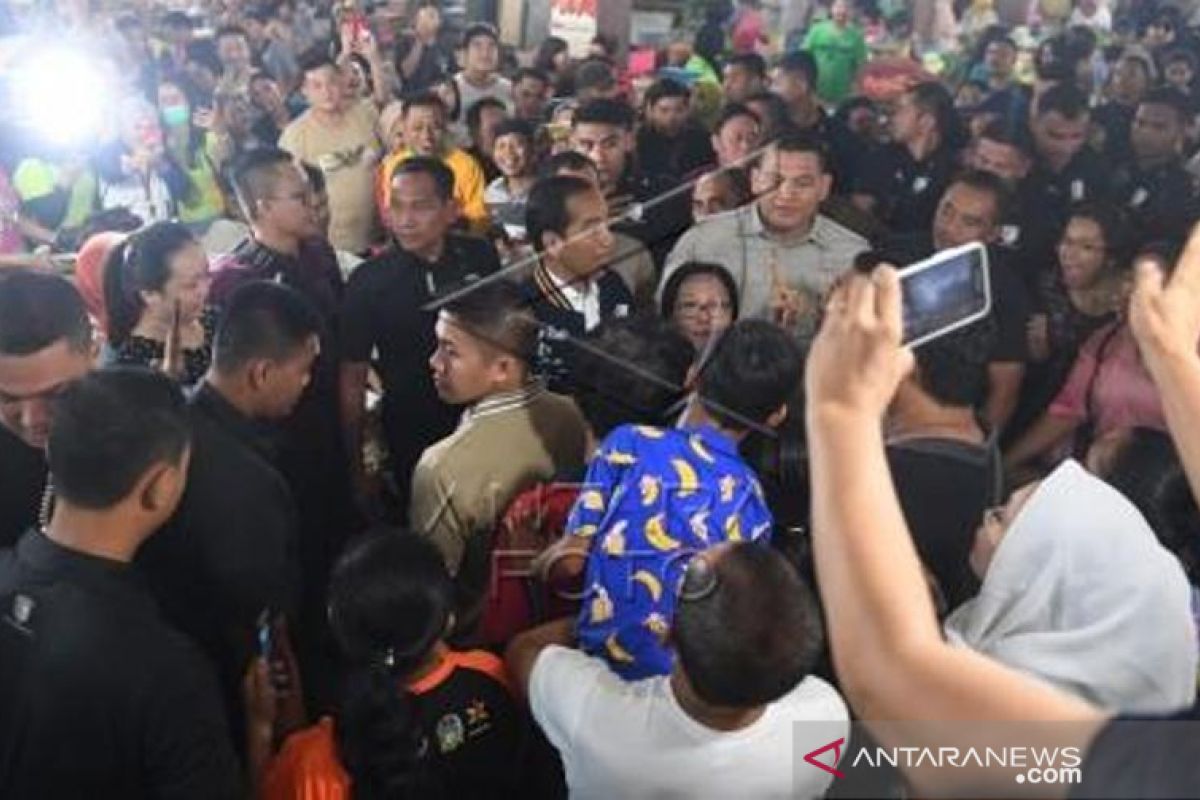 Presiden Joko Widodo beli Teri Medan di Pasar Petisah