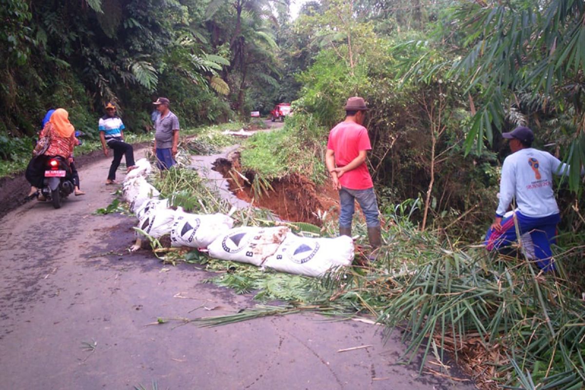 BPBD harapkan Pemprov Bengkulu segera perbaiki jalan longsor di Sindang Kelingi