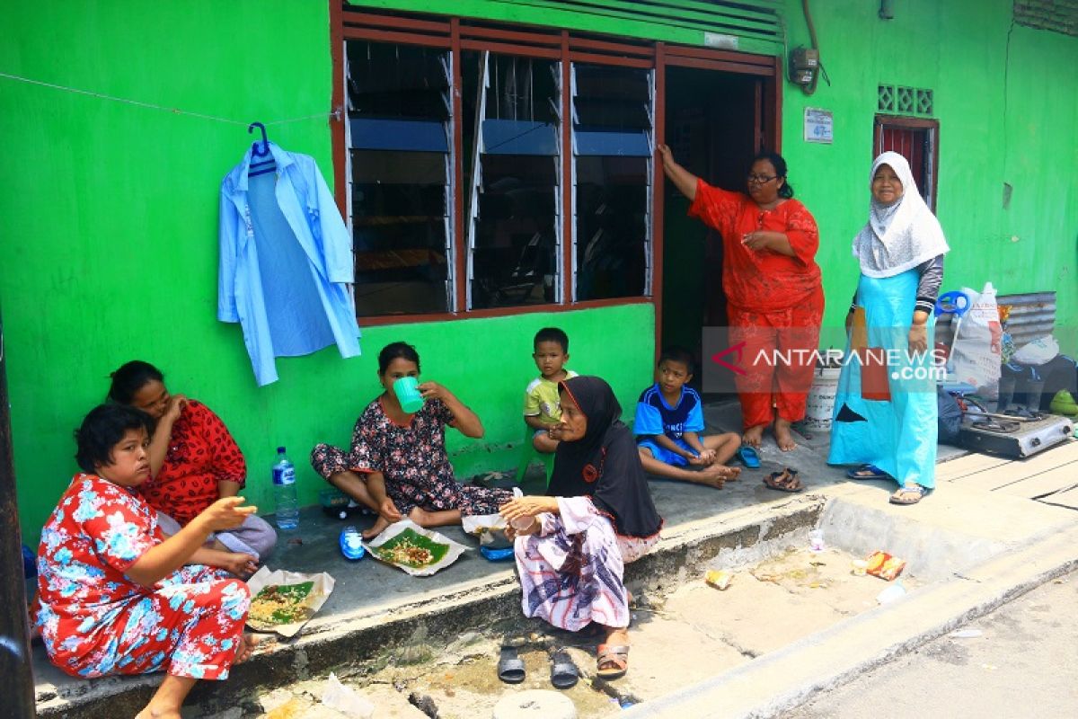 Pegungsi ledakan bom Sibolga, makan di kaki lima, anak tidak sekolah