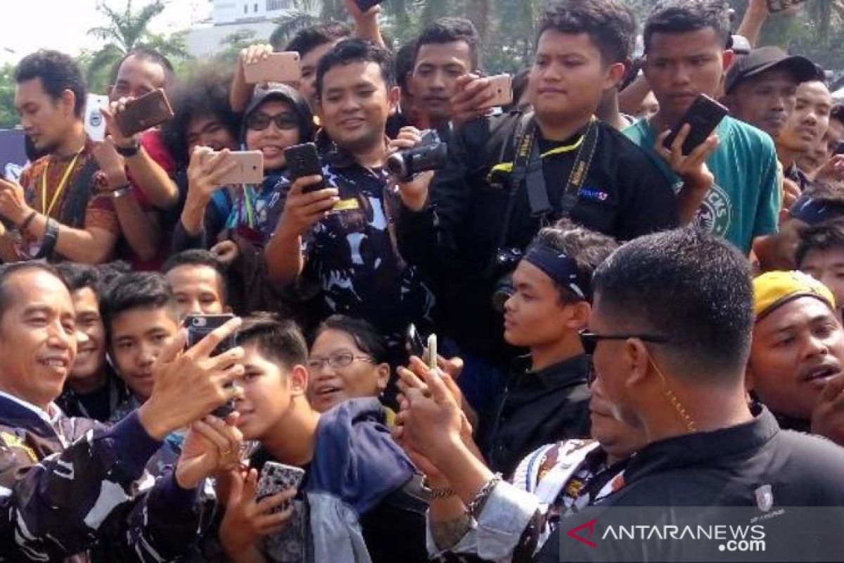 Joko Widodo swafoto bersama kader AMPI