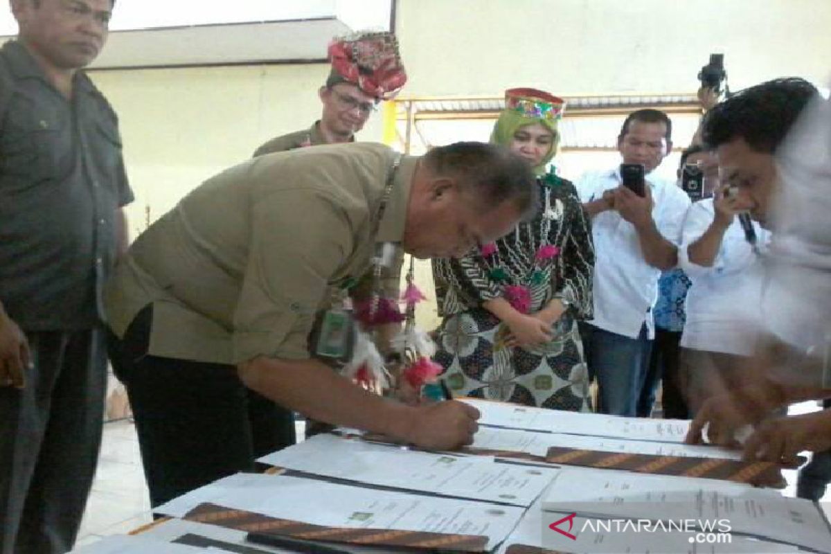 Lima desa di Poso tandatangani perjanjian kerja sama kemitraan konservasi