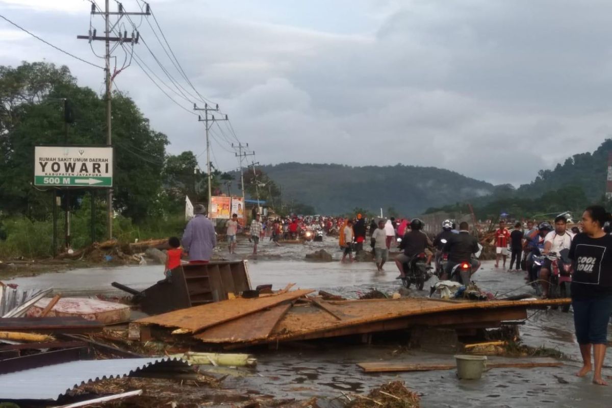 Tim relawan ACT evakuasi korban banjir bandang di Sentani