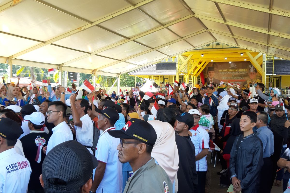 Warga tunggu kedatangan Prabowo di Istana Kadariah
