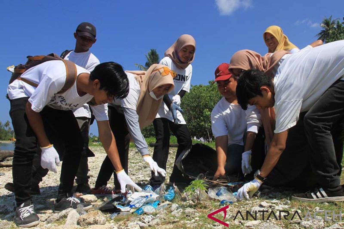 Pemilih milenial bersihkan sampah di Pantai Aceh Barat